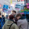 Menschen nehmen an einer Demonstration in der Cottbuser Innenstadt teil.