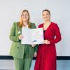 Stefanie Wagner (links) hat das Talentprogramm "BayFiD" schon durchlaufen und vor einem Jahr von der damaligen Digitalministerin
Judith Gerlach ihr Zertifikat bekommen.