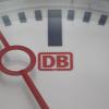 Der Sekundenzeiger einer Uhr mit dem Logo der Deutschen Bahn ist auf dem Hauptbahnhof zu sehen.