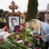 Eine Frau legt einen Tag nach der Beerdigung von Alexej Nawalny auf dem Borisowskoje-Friedhof Blumen am Grab ab.