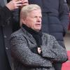 Oliver Kahn, Ex-Vorstandsvorsitzender der FC Bayern München AG, steht auf der Tribüne vor der Trauerfeier für den verstorbenen Fußballstar und Trainer Beckenbauer. Kahn äußert sich zur Trainerfrage des FC Bayern.