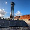 Das Europäische Zentrum für Demokratie entstand auf dem Gelände der ehemaligen Lenin-Werft in Danzig. Ein Denkmal steht davor.