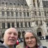 Das Foto zeigt Pfarrerin Katja Baumann und ihren Mann Martin in Brüssel. Im Hintergrund der Grand-Place, der zum UNESCO-Weltkulturerbe zählt und als einer der schönsten Plätze der Welt gilt.