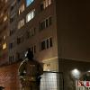 Ein Polizist steht vor einem Hochhaus in Berlin-Friedrichshain.