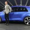 VW-Vorstandsvorsitzender Thomas Schäfer mit der im März 2023 vorgestellten Elektro-Kleinwagen-Studie ID.2all. 2027 soll ein noch kleinerer ID.1 folgen.