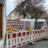 Doppelte Sicherheit in der Augsburger Altstadt: Vor dem Bauzaun mit den informativen Transparenten musste vorschriftsgemäß ein weiterer Bauzaun errichtet werden. 