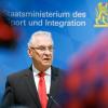 Bayerns Innenminister Joachim Herrmann (r, CSU) spricht in einer Pressekonferenz.