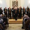 Anton Kapfer (Mitte) glänzte mit dem Männerensemble des Gesangvereins Binswangen ein letztes Mal. Der Chorleiter verabschiedete sich mit einem fulminanten Konzert in der Alten Synagoge. 