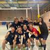 Die Volleyballer des SVS Türkheim bejubeln eine 2:3-Niederlage in Röttingen, weil damit der vorzeitige Klassenerhalt in trockenen Tüchern ist.
