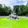 Grün gefärbtes Wasser ist in der Innenstadt im Neptunbrunnen zu sehen.