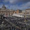 Gläubige versammeln sich auf dem Petersplatz während der Palmsonntagsmesse von Papst Franziskus.