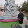 Die Pietà auf dem Gelände der Ordensleitung der „Missionaries of Compassion“ in Hyderabad mit dem Pater.