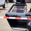 Einschusslöcher sind in der Tür eines Fahrzeugs bei einem größeren Polizeieinsatz in Schnaitheim zu sehen.