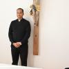 Pater Jinto Thomas als Botschafter Christi im Besprechungsraum der Pfarreiengemeinschaft Mindeltal in Thannhausen.