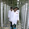 Der damalige iranische Präsident Mahmud Ahmadinedschad besichtigt die Atomanlage Natans im Jahr 2007.