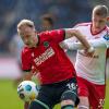 Hannovers Havard Nielsen (l) und Düsseldorfs Jordy de Wijs kämpfen um den Ball.