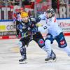 Umkämpft: Noah Dunham (rechts) und der ERC Ingolstadt mussten sich in Spiel eins der Viertelfinal-Serie in Bremerhaven (Colt Conrad) mit 4:6 geschlagen geben. Foto: Wagner/PIX-Sportfotos 