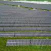 Ein Solarpark steht auf einem Feld.