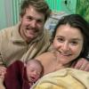 Hier ist das Glück sichtbar: Peter und Vera Hausmann mit ihrem neugeborenen Sohn. Theo kam am Schalttag 29. Februar um 16.19 Uhr in der Klinik Günzburg zur Welt. 