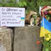 Am Gelände eines Einkaufszentrums, an dem zwei Männer aus der Ukraine getötet worden sind, wurden Blumen niedergelegt sowie eine kleine ukrainische Flagge aufgestellt.