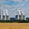 Wasserdampf steigt aus den Kühltürmen des Braunkohlekraftwerks Jänschwalde der Lausitz Energie Bergbau AG (LEAG). Heute legen Klima-Experten einen Bericht zu den deutschen Treibhausgas-Emissionen vor.