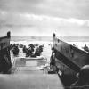 Den Strand fest im Blick. US-Soldaten landen am Morgen des 6. Juni 1944 am Omaha Beach. 