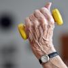 Zur Sturzprävention im Alter gehört es auch, bewusst Muskeln zu trainieren.