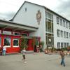 In der Burtenbacher Grundschule muss nachgerüstet werden. Unser Bild zeigt die Einweihung eines Anbaus (Mitte) im Jahr 2008.