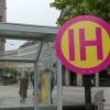 Am Königsplatz steht jetzt ein Bushaltestellenhäuschen, das die Künstlerin Anette Olbrich als einen "Ort des Wartens" und des zufälligen Gesprächs konzipiert hat. Es ist Teil des Projekts "Stent".