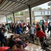 Vielerorts halfen Bürgerinnen und Bürger mit, Sandsäcke zu befüllen. Unser Bild zeigt Freiwillige im Todtenweiser Ortsteil Sand im Landkreis Aichach-Friedberg.