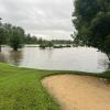 Unter Hochwasser stehen die Spielbahnen des Golfclubs Dillingen.