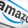 Das Logo von Amazon ist am Logistikzentrum des Onlineversandhändlers zu sehen.