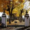 Auf dem Friedhof in Ichenhausen wurde in Grab mit Farbe beschmiert. Die Polizei ermittelt. 