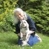29 Jahre lang war Doris Bürkle Vorsitzende der Gartenfreunde Utting. Jetzt hat sie mehr Zeit für Mischlingshündin Mia.
