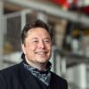 Elon Musk, Tesla-Chef, steht bei einem Pressetermin in der Gießerei der Tesla Gigafactory in Grünheide bei Berlin.