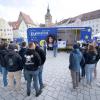 Der blaue Bus der "EUropatour Bayern 2024" machte auf dem Hauptplatz in Landsberg Station. Schülerinnen und Schüler der Technikerschule für Agrarwirtschaft informierten sich dort.