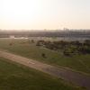 Die Sonne steht über dem Tempelhofer Feld.