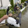 Die Bundeswehr beim Hochwassereinsatz: Soldaten des Dillinger IT-Bataillons 292 halfen an vielen Orten im Landkreis Dillingen beim Kampf gegen das Hochwasser. So auch am Sonntag in Gundelfingen.