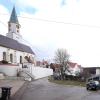 Die Gemeinde möchte mit der Umgestaltung der Fläche westlich der Gemeindehalle (im Bild) und des Kirchvorplatzes in Verbindung mit der St.-Ulrich-Straße aus der Dorfentwicklung entwickelte Projekte als Gesamtmaßnahme im Rahmen einer ELER-Förderung realisieren. 