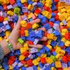 Spielen mit der Hand: Mit Lego lassen sich Träume verwirklichen, ob von Kindern oder Erwachsenen. 
