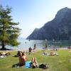 Riva del Garda liegt an der Nordspitze des Gardasees und punktet mit einem breiten Küstenabschnitt. Die Stadt gehört zu den größten rund um den Gardasee.