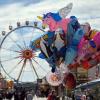 Besucher des Frühlingsfests gehen über die Theresienwiese in München.