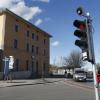 In der Aichacher Innenstadt wurde im Kreuzungsbereich der Schulstraße eine Ampel angefahren. Unser Symbolbild zeigt eine provisorische Ampel am Aichacher Bahnhof.