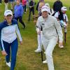 Die Österreicherin Emma Spitz (l) und die Deutsche Alexandra Försterling auf dem Weg zum 12. Abschlag bei dem Amundi German Masters im Golf- und Country Club Seddiner See.