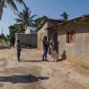 Soldaten sichern ein Gebiet ab, damit Bewohner in das Dorf Mkularini am Rande von Palma in Mosambik zurückkehren können.