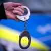 Bei einer Polizeikontrolle der Grenzpolizei auf der A8 bei Leipheim nehmen die Beamten einen Mann fest. Außerdem erwischten sie zwei illegale Einwanderer. 