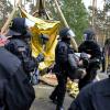 Polizei räumt Aktivisten von einer Straßenblockade bei einer Protestaktion gegen Tesla.