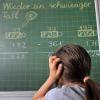 Die bayerischen Schülerinnen und Schüler sollen fitter in Mathematik und Deutsch werden. Das geht zulasten der kreativen Fächer oder Englisch. 