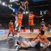 Mit vereinten Kräften holten sich die Ulmer Basketballer den nächsten Heimsieg gegen die Würzburg Baskets.