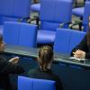 Heike Heubach (R, SPD), erste gehörlose Bundestagsabgeordnete, erhält von ihren Dolmetscherinnen eine Übersetzung.